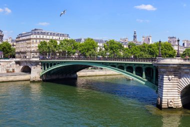 Yaz zamanı Seine nehri üzerindeki Pont Notre-Dame köprüsünün manzarası