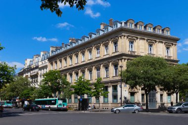 Yaz aylarında Paris'in orta kesiminde eski tarihi taş binalar.