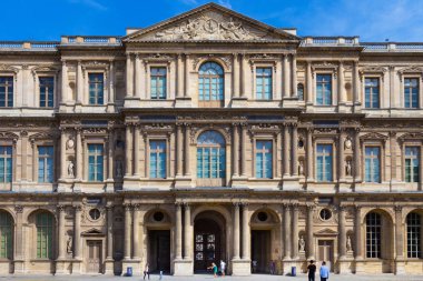 Louvre'daki binaların manzarası. Dünyanın en büyük sanat müzesi dir ve tarihi Louvre Sarayı'nda yer almaktadır.