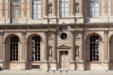 Louvre binasının manzarası. Dünyanın en büyük sanat müzesi ve tarihi Louvre Sarayı 'nda sergileniyor.