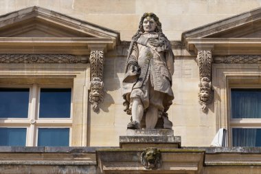 Louvre 'da Jean-Baptiste Colbert (1619-1683) heykeli.
