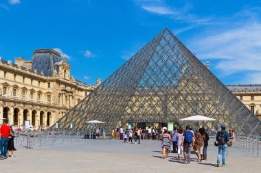 Louvre ünlü modern cam piramit görünümü.