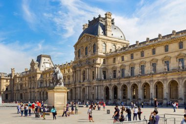 Louvre 'daki Pavillon Denon manzarası.