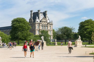 Paris'in tarihi merkezinde ünlü Tuileries Park tatilciler. 