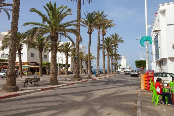 Nador şehir merkezindeki araçlar için yol Mar Chica gölü yakınındaki gezinti alanına çıkıyor.. — Stok fotoğraf