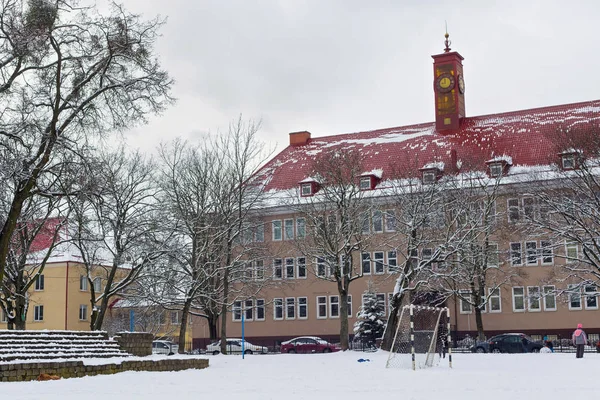 Vista de neve do edifício do Corpo de Fuzileiros Navais Cadetes de Andrei Pervozvanny (André, o Apóstolo) na primavera . — Fotografia de Stock