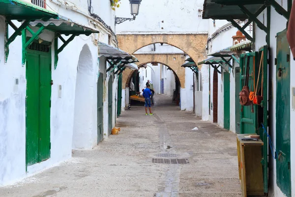 Puertas verdes de madera de las tiendas antiguas en el barrio de Tetuán Medina en el norte de Marruecos . — Foto de Stock