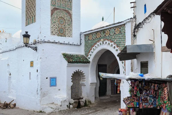 Antigua puerta antigua en la Medina Tetuana (norte de Marruecos) en el centro histórico de la ciudad . — Foto de Stock