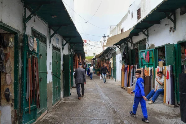 Puertas verdes de madera de las tiendas antiguas en el barrio de Tetuán Medina en el norte de Marruecos . — Foto de Stock