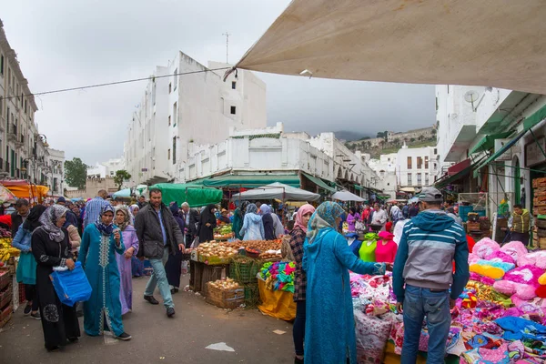 View of the old flea market in Tetouan Medina quarter in Northern Morocco. — Stock Photo, Image