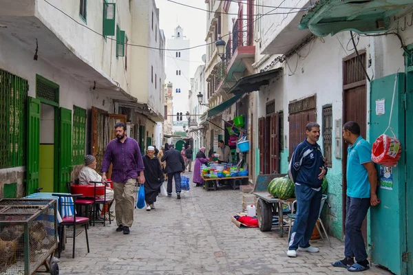 Antigua calle con diferentes tiendas en el barrio de Tetuán Medina en el norte de Marruecos . — Foto de Stock