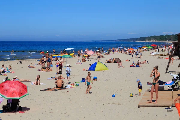 Вид на песчаный пляж на побережье Балтийского моря в известном курорте Зеленоград (ранее известный как Оз) в летнее время . — стоковое фото