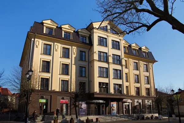 Современное здание в историческом центре Зеленоградска (ранее Кранц). Построен в имитации исторической архитектуры города . — стоковое фото