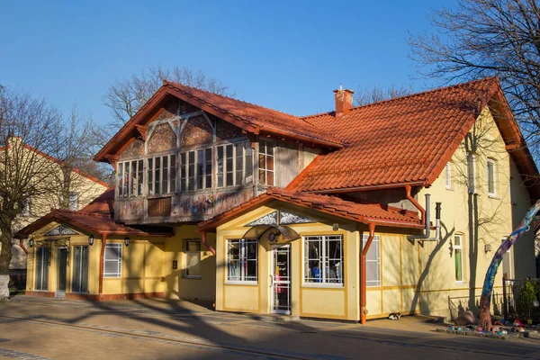 Ünlü tatil Zelenogradsk Kurortnyy prospekt ahşap elemanları ile tipik eski tarihi Alman binası (eski Cranz olarak da bilinir). — Stok fotoğraf