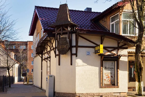 Típico antiguo edificio histórico alemán con elementos de madera en la prospekt Kurortnyy en el famoso complejo Zelenogradsk (anteriormente conocido como Cranz ). — Foto de Stock
