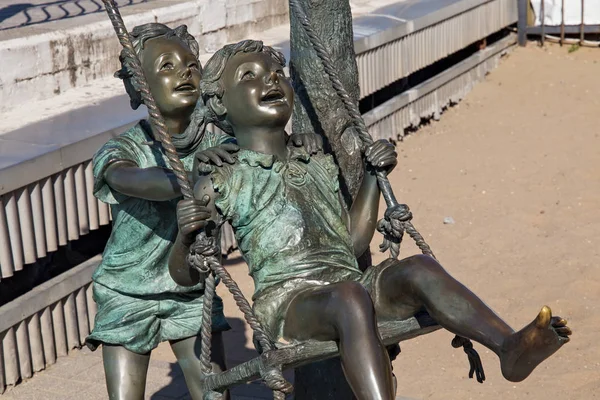 Escultura de crianças brincando na costa do Mar Báltico no famoso resort Zelenogradsk (anteriormente conhecido como Cranz) na primavera . — Fotografia de Stock