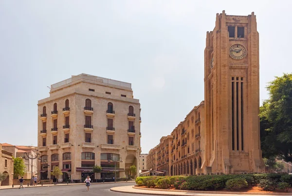 Vista de los edificios históricos con la famosa Torre del Reloj en la plaza Nejmeh en el distrito central de Beirut — Foto de Stock