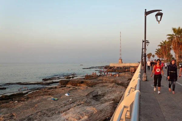 Raouche 'daki Corniche Bulvarı (Beyrut' ta meskun ve ticari bir mahalledir.). — Stok fotoğraf