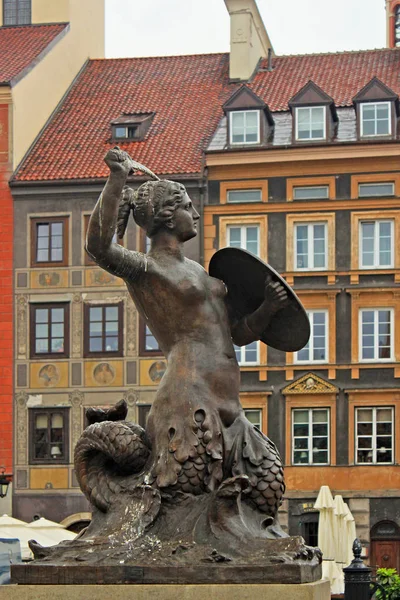 Sculpture of the Warsaw Mermaid on the Old Town Market square. — Stock Photo, Image