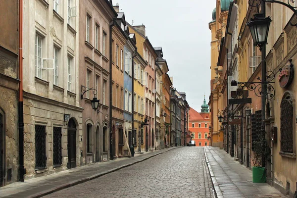 ワルシャワの旧市街の歴史的建造物の眺め (ポーランドの首都で最大の都市). — ストック写真