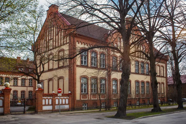 Старое кирпичное здание школы Ваналинна в историческом центре Парну на улице Николая . — стоковое фото
