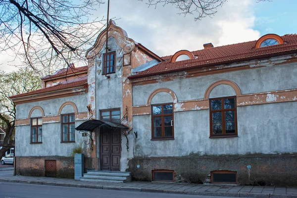 Veduta del vecchio edificio squallido nel centro storico di Parnu . — Foto Stock