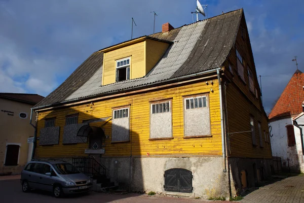 Edifício amarelo velho shabby de madeira no centro histórico de Parnu na rua hospidali . — Fotografia de Stock