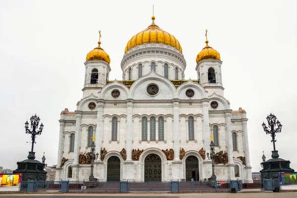 Utsikt över Kristus Frälsarens katedral. Är en huvudsaklig rysk-ortodoxa kyrkan — Stockfoto