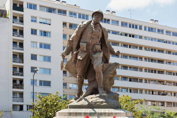 Monument in de vorm van een bronzen soldaat ter nagedachtenis van de slachtoffers in de eerste en tweede Wereldoorlog — Stockfoto