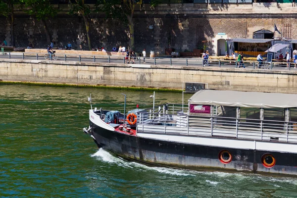 Barco turístico vazio no rio Sena no centro de Paris no verão . — Fotografia de Stock