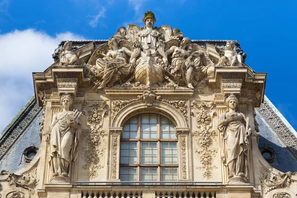 Gable del Pavillon Turgot del Louvre . — Foto de Stock