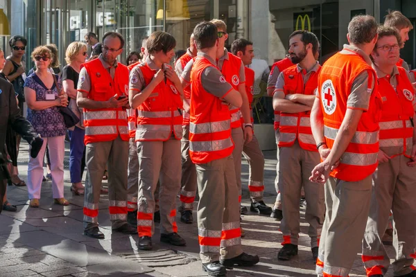 Grupo de personas de la Cruz Roja Francesa en uniforme especializado están en una calle — Foto de Stock