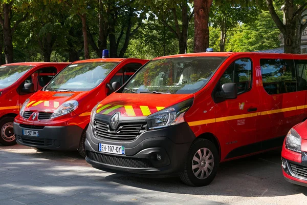 Coches rojos del Servicio de Bomberos y Rescate en el aparcamiento en el centro de París . — Foto de Stock