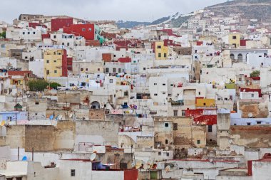 Tetouan Çeyreği 'nin renkli eski binalarının manzarası