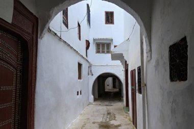 Kuzey Fas 'taki Tetouan Medine bölgesinin eski duvarlarının manzarası. 