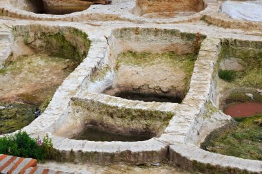 Tetouan Medine 'sinde deri için boyanmış farklı taş fıçıları var.. 