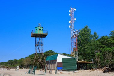 Baltık Denizi kıyısında kum sahilde eski gözlem kulesi.