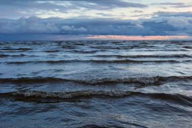 Bulutlu olup olmadığını bulutlu akşam Parnu Bay Görünümü.