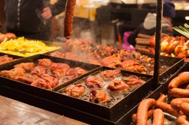 Akşamları Noel Fuarı 'nda geleneksel sıcak yemek satmak..