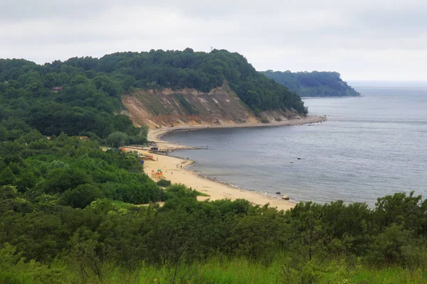 View of the sandy beach, cliffs and a beautiful cove on the Baltic Sea. — Stock Photo, Image