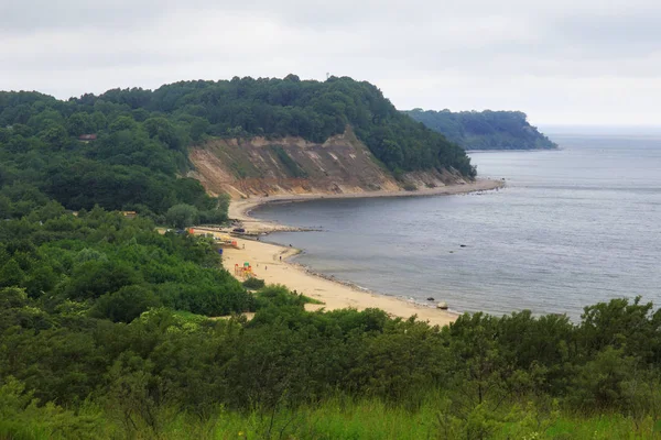 Vista de la playa de arena, acantilados y una hermosa cala en el Mar Báltico . —  Fotos de Stock