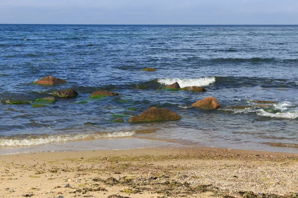 Gyönyörű táj a Balti-tenger partján, homokos stranddal. — Stock Fotó