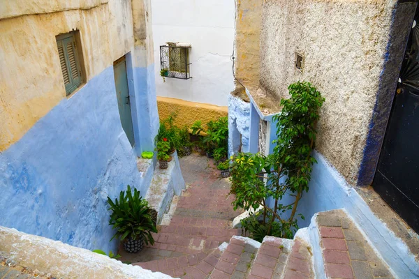 Kilátás az egyik régi színes utcák a Tangier Medina negyed Észak-Marokkóban. — Stock Fotó