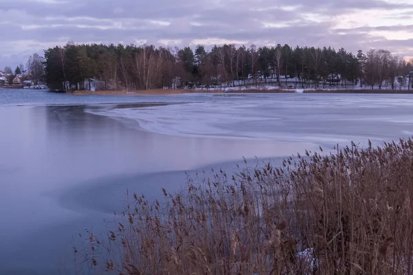 Beautiful winter landscape with lake in evening time. — Stockfoto