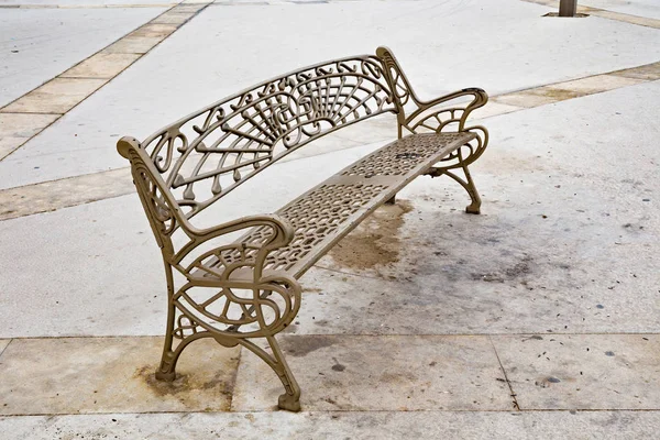 Banc en fer avec éléments décoratifs dans la rue à Tanger . — Photo