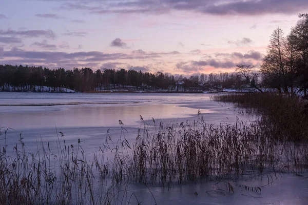 Beautiful winter landscape with lake in Trakai, Lithuania. — Stockfoto
