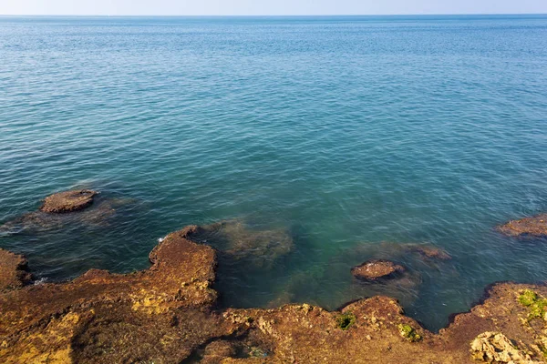 Pedras coloridas na costa do mar Mediterrâneo em Beirute . — Fotografia de Stock