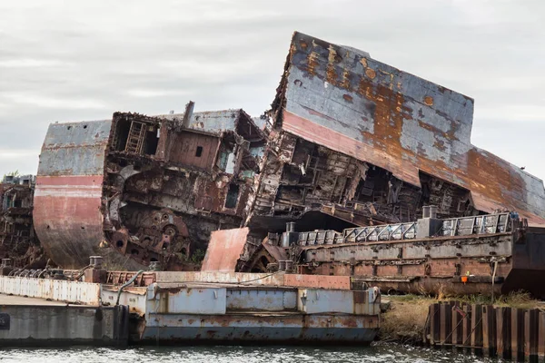 D'énormes morceaux rouillés de navire marin déclassé . — Photo