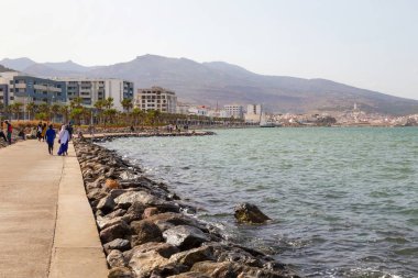 Nador 'daki sahil manzarası. Fas 'ın kuzeydoğu Rif bölgesinde bir kıyı kentidir. Mar Chica lagünü ile Akdeniz 'den ayrılır..