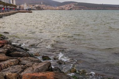 Nador 'daki sahil manzarası. Kuzeydoğu Rif bölgesinde bir kıyı kenti ve eyalet başkentidir. Mar Chica lagünü ile Akdeniz 'den ayrılır..